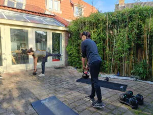Personal training oefening: Roemeense deadlift op één been met kettlebell